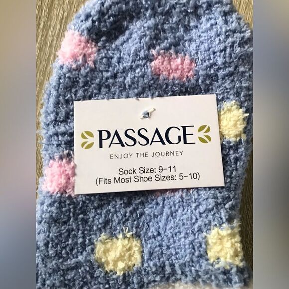 NWT … PASSAGE “Shoe Sizes: 5-10” Cozy Socks - Picture 3 of 4